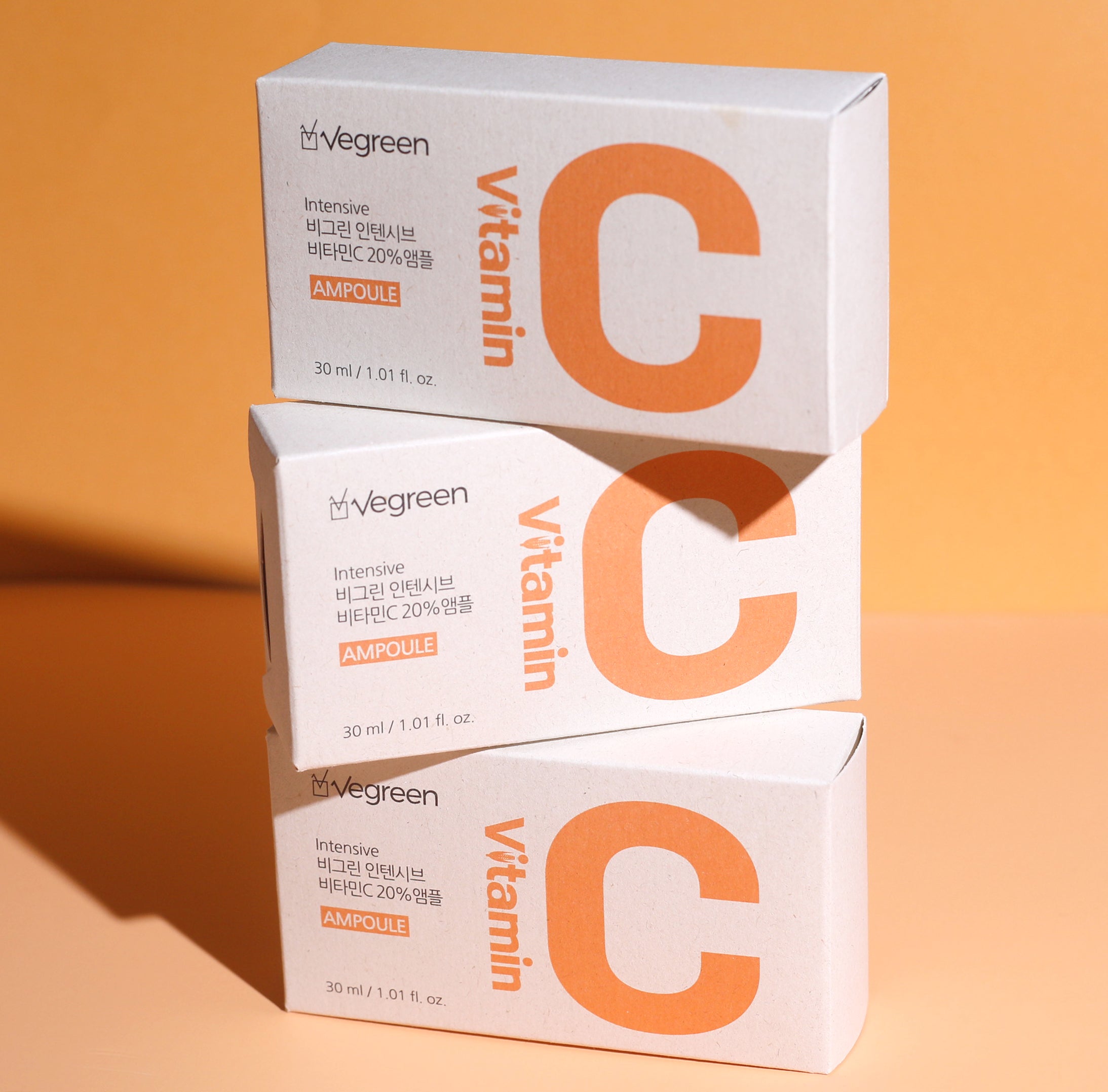 tre vitamin c serum på hög från vegreen